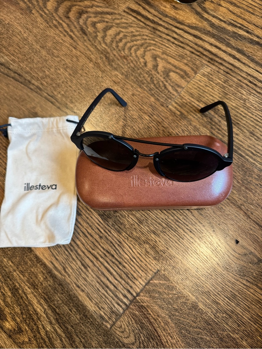 Illesteva Black Oval Womenâs Sunglasses